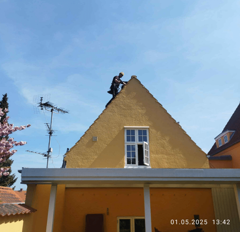 Reparation af skifertag i København på parcelhus med klatreteknik
