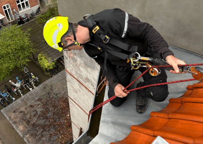 Reparation og tætning af tagrender med erhvervsklatring