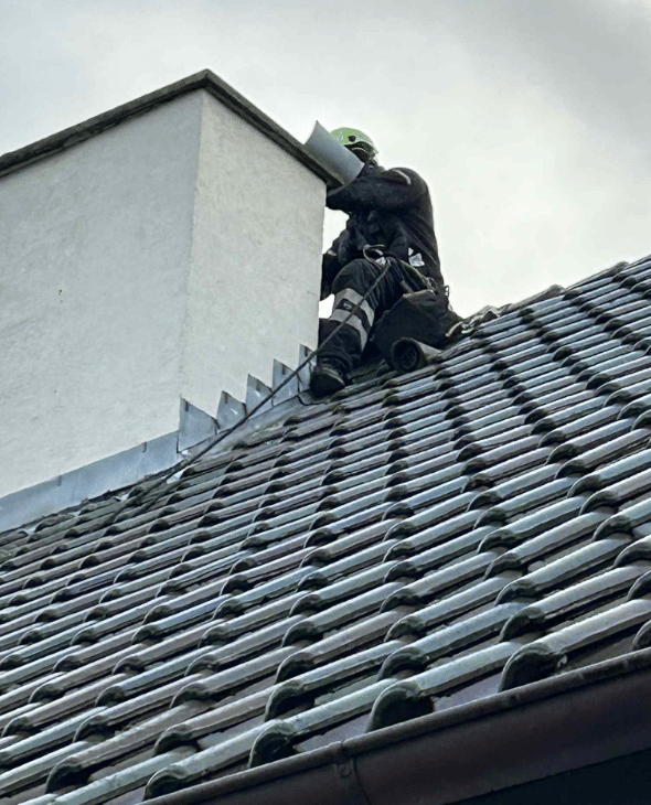 Tætning af tag og skorstensinddækning med klatreteknik på glaseret tegltag i København