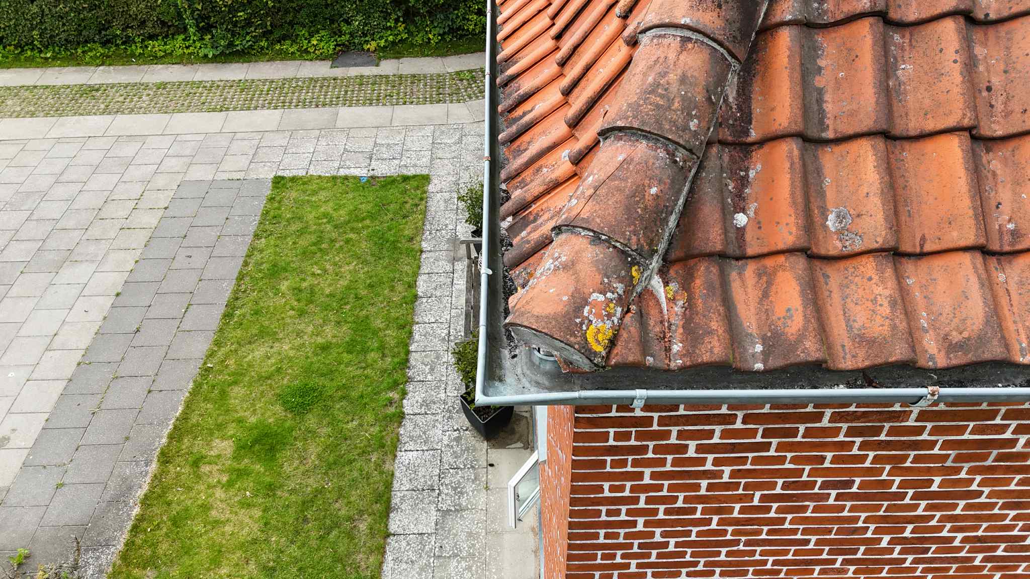 Billede af knækket tagsten taget med drone i en dronerapport