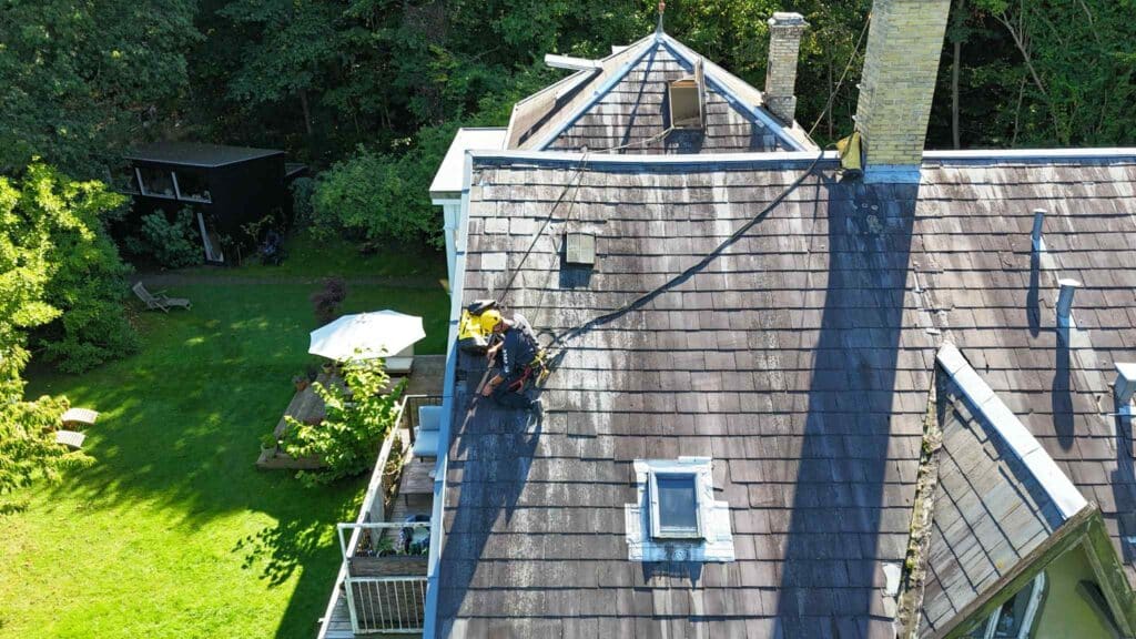 Tagreparation og tagarbejde med erhvervsklatring på et skifertag
