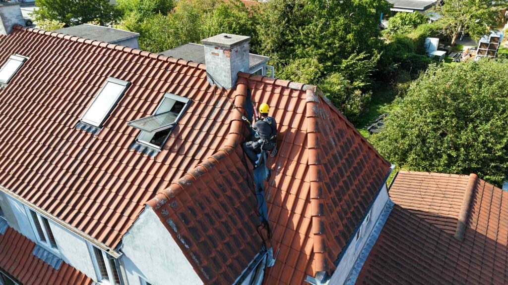 Tætning af utæt skotrende med erhvervsklatring