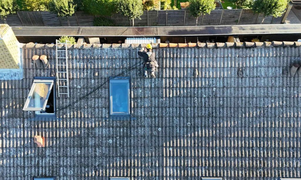 Tagarbejde og tgagreparationer på et betonteglstenstag