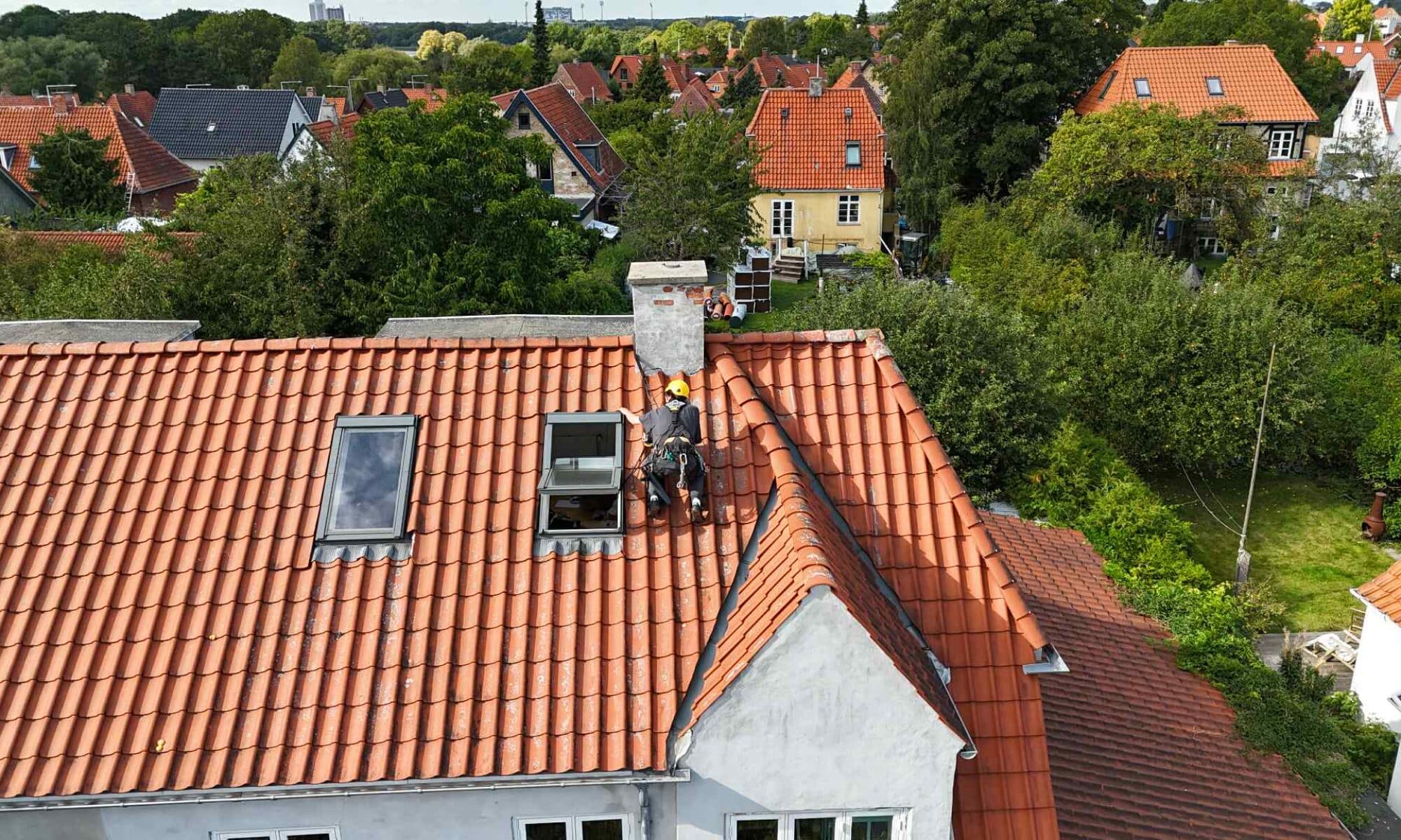 Reparation på rødt tegltag med erhvervsklatring