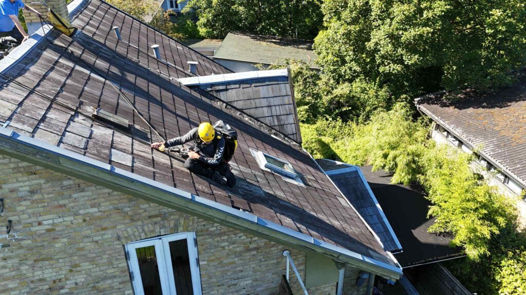 Reparation af skifertag og udskiftning af skifersten