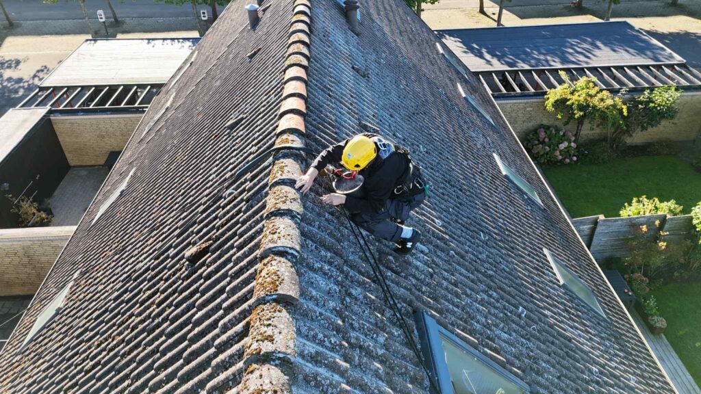 Reparation og tætning af utæt rygning udført med klatreteknik ApS