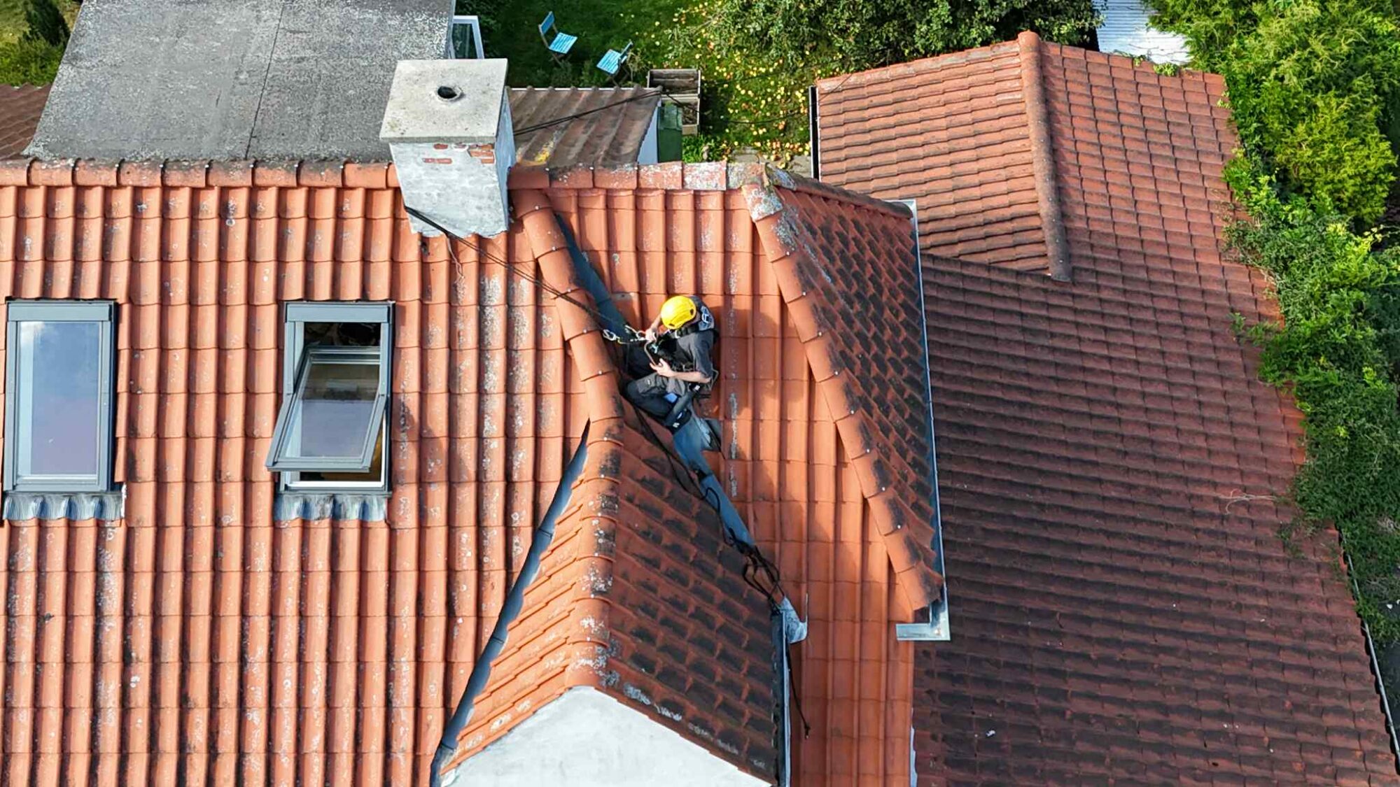 Reparation af tag med reb og sele