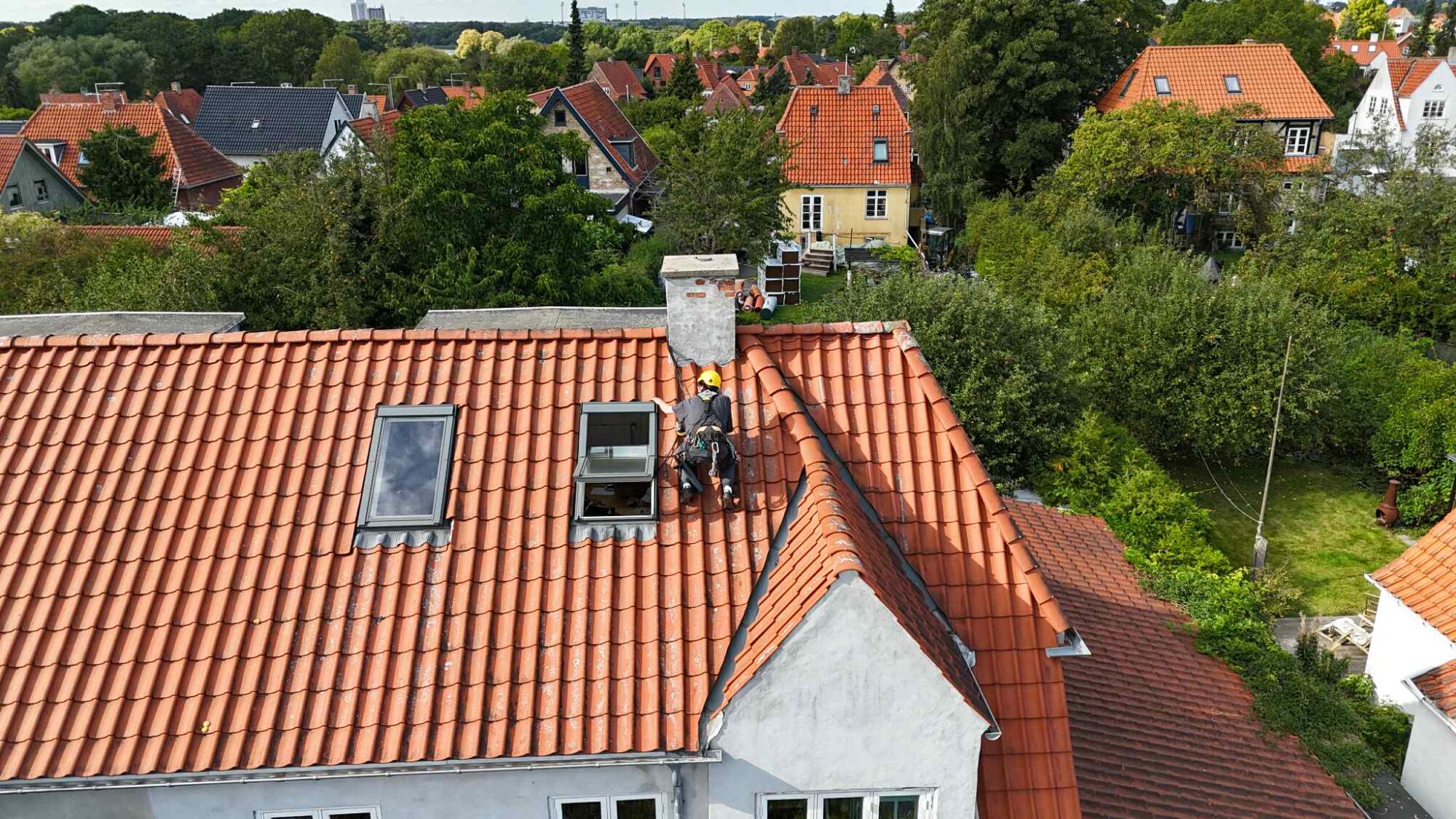 Reparation på rødt tegltag med erhvervsklatring