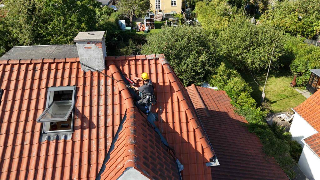 Tagarbejde og reparation af tagsten med erhvervsklatring