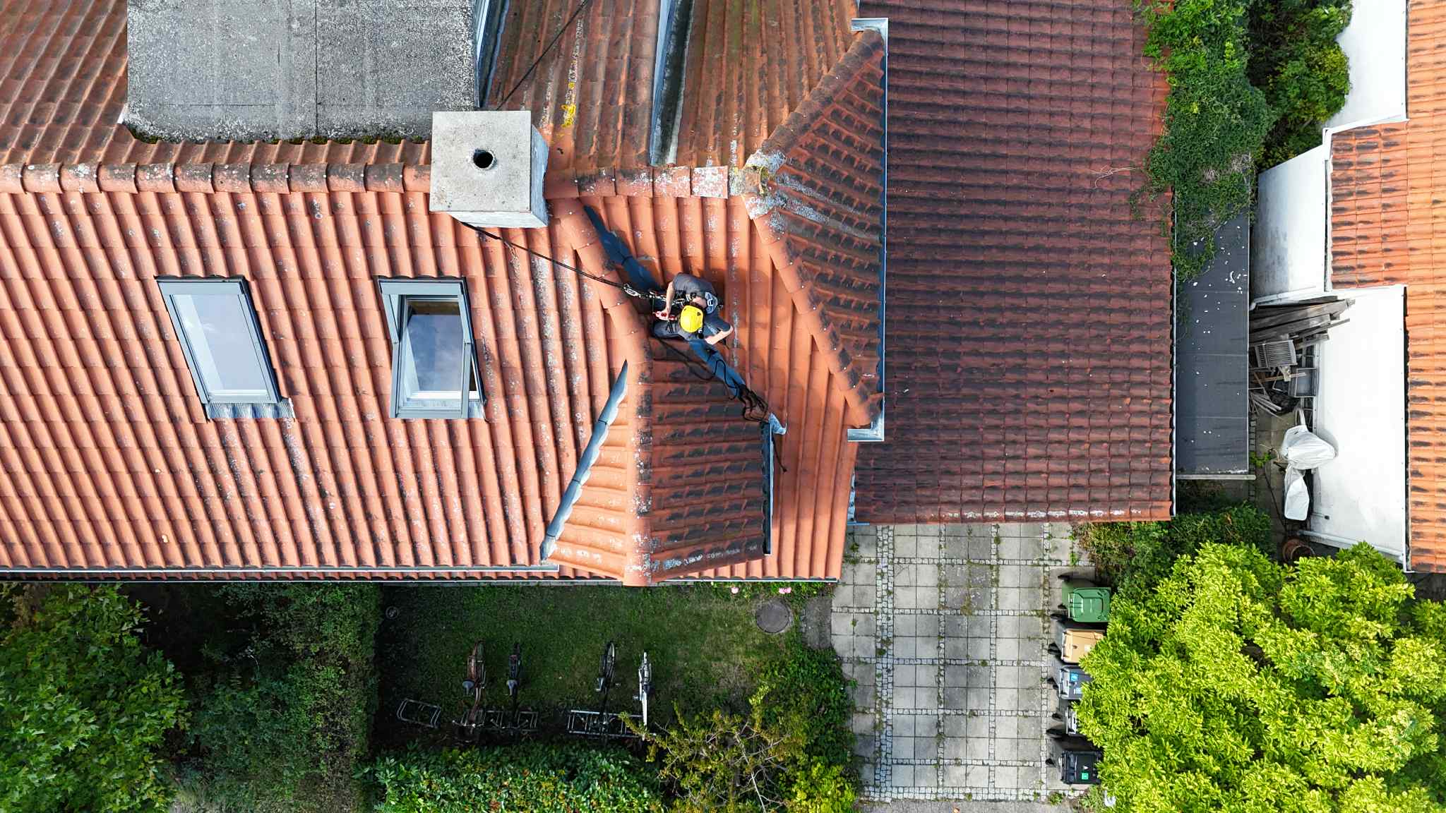 Reparation af tegltag med erhvervsklatring